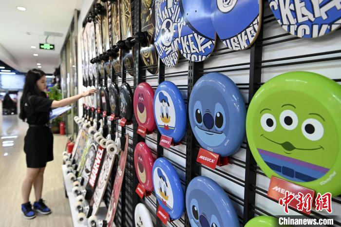 葉偉倫的體育用品公司推出了一系列IP授權(quán)款。　陳驥旻　攝