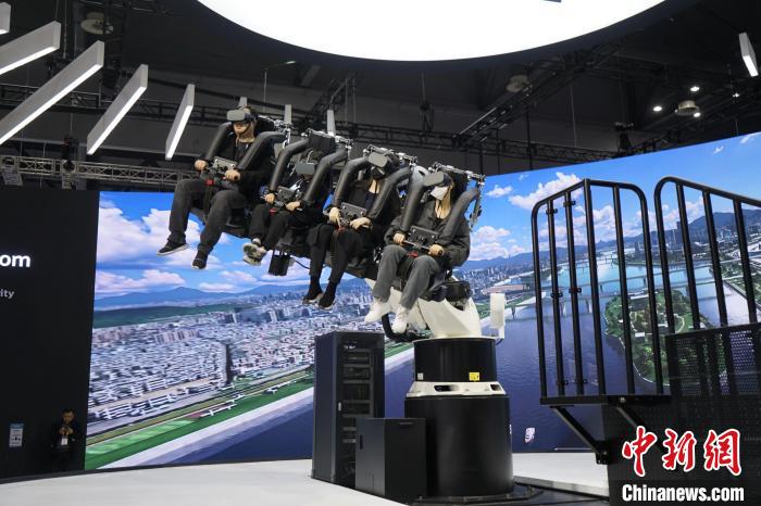 圖為觀眾在展會(huì)模擬體驗(yàn)未來城市空中移動(dòng)出行方式。　劉旭 攝