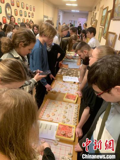 4月21日，莫斯科國立語言大學(xué)孔子學(xué)院附屬中學(xué)舉辦“國際中文日”活動，學(xué)生們學(xué)習(xí)中國象棋?！∧箍茋⒄Z言大學(xué)孔子學(xué)院 供圖