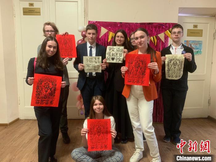4月21日，莫斯科國立語言大學(xué)孔子學(xué)院附屬中學(xué)舉辦“國際中文日”活動，學(xué)生們展示自己的學(xué)習(xí)成果?！∧箍茋⒄Z言大學(xué)孔子學(xué)院 供圖