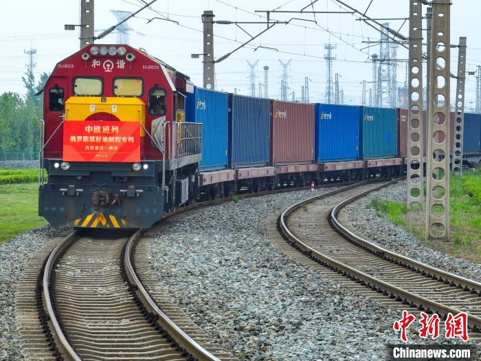 中歐班列長(zhǎng)安號(hào)俄羅斯菜籽油回程石羊集團(tuán)專列順利抵達(dá)西安國際港站。　西安國際港務(wù)區(qū)供圖