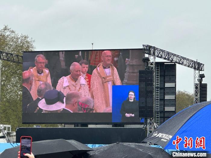 當(dāng)?shù)貢r間5月6日，英國國王查爾斯三世的加冕儀式舉行。民眾雨中觀看儀式?！W陽開宇 攝