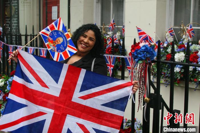 當(dāng)?shù)貢r間5月6日，英國國王查爾斯三世的加冕儀式舉行。圖為前往觀禮區(qū)的民眾。　張平 攝