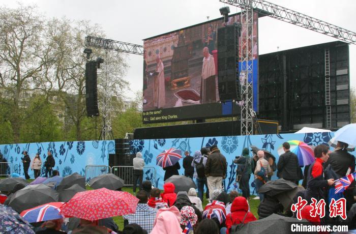 當(dāng)?shù)貢r間5月6日，英國國王查爾斯三世的加冕儀式舉行。民眾雨中觀看儀式?！W陽開宇 攝