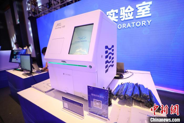 圖為發(fā)布會(huì)上展示的科技產(chǎn)品。　雷鍵 攝