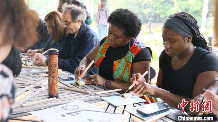 外交官們體驗嘉定竹刻?！∪A東師范大學供圖