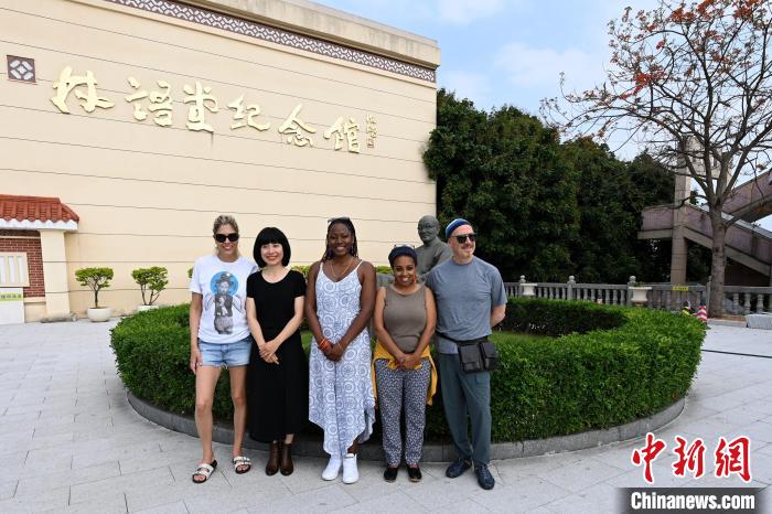 代表團(tuán)成員參訪林語堂紀(jì)念館?！埥鸫?攝