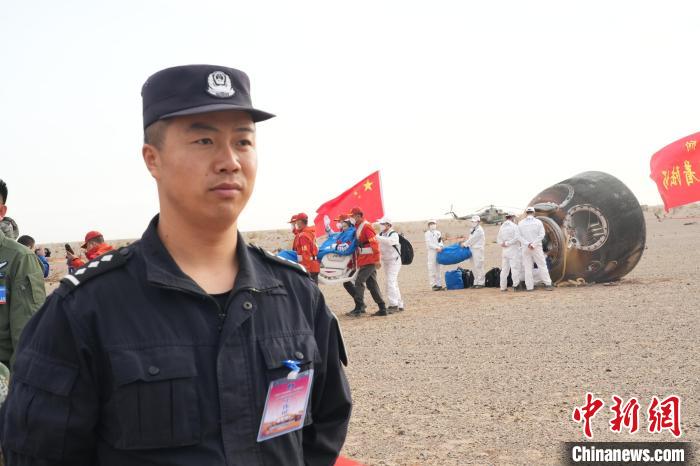 圖為阿拉善邊境管理支隊民警在著陸場開展安保工作?！埥?攝