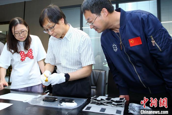 科研人員查看隨神舟十五號返回地面的空間科學(xué)實(shí)驗(yàn)樣品。　中科院空間應(yīng)用中心 供圖