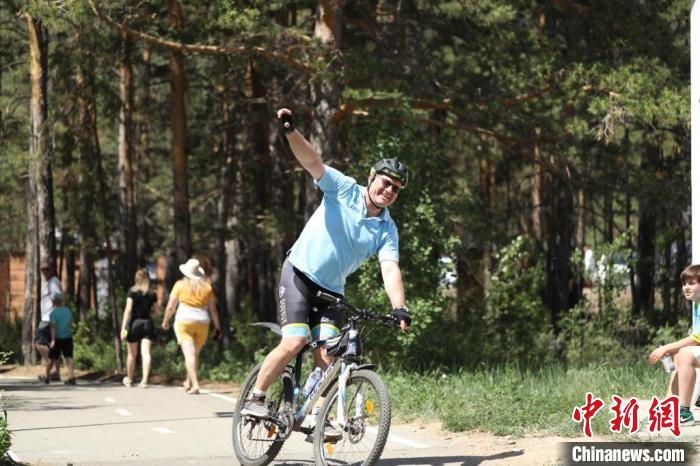 當(dāng)?shù)貢r間4日，哈外交部副部長羅曼·瓦西連科在騎行活動中。　亞信秘書處供圖