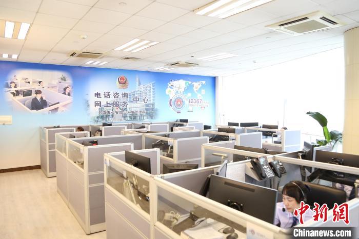 警方表示，自2023年1月9日至5月31日，上海出入境12367服務(wù)平臺(tái)還累計(jì)接處來電超15萬通?！∩虾Ｊ泄簿止﹫D