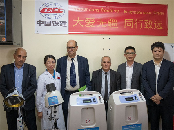 中國鐵建阿爾及利亞公司向當(dāng)?shù)蒯t(yī)院捐贈醫(yī)療物資。鐵建國際供圖