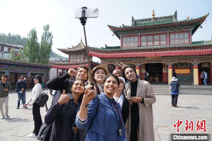 圖為外國(guó)記者在塔爾寺合影?！●R銘言 攝