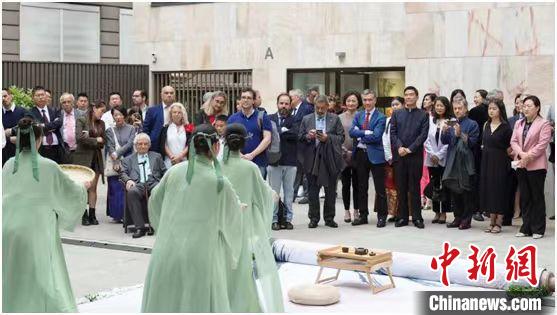 嘉賓觀看茶舞表演?！⌒抨柺形麄鞑抗﹫D