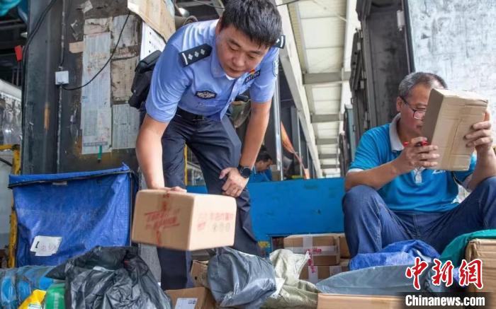 肥東縣公安局針對劇毒化學品和易制爆危險化學品生產(chǎn)企業(yè)開展安全檢查工作?！『戏示焦﹫D