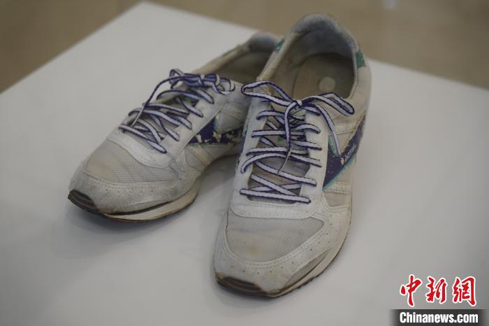 圖為展出的韓國前總統(tǒng)金泳三曾使用的慢跑鞋?！⑿?攝