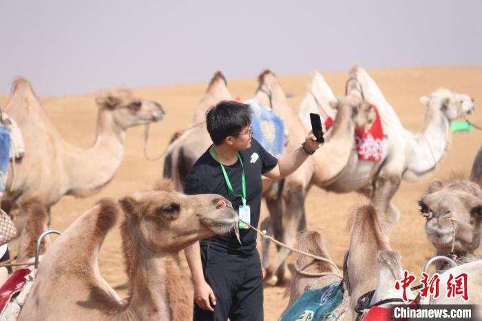 圖為臺(tái)胞體驗(yàn)大美內(nèi)蒙古?！⊥袐I供圖