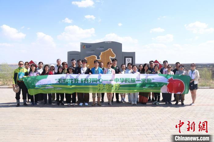 圖為臺(tái)胞體驗(yàn)大美內(nèi)蒙古?！⊥袐I供圖