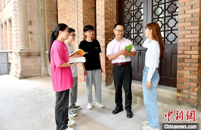 7月4日，臺(tái)灣教師陳昭志正在和學(xué)生交流?！蚊?攝