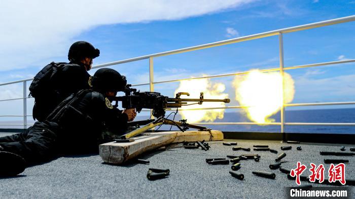 “和平方舟”號(hào)醫(yī)院船在西太平洋海域進(jìn)行反恐反海盜演練。圖為火力組隊(duì)員進(jìn)行警告射擊。　徐巍 攝