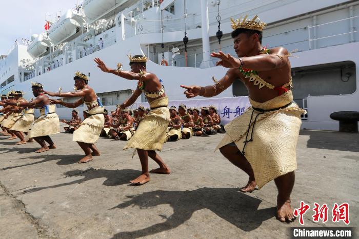 基方民眾表演當(dāng)?shù)靥厣璧?，歡迎“和平方舟”號醫(yī)院船來訪?！⌒煳?攝