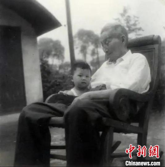 陳望道與幼年的陳曉帆?！￡悤苑﹫D