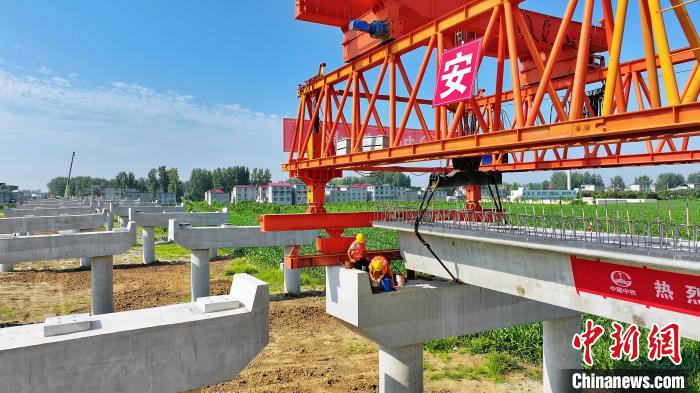 長25米重80噸的箱梁平穩(wěn)、精準(zhǔn)地落在S314分離式立交橋25號和26號墩上?！⒂癫?攝