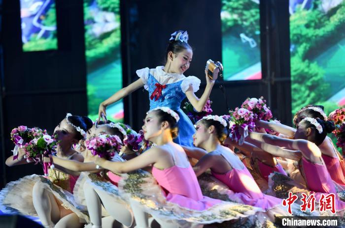 芭蕾表演《鮮花送給好朋友》?！⊥鯑|明 攝