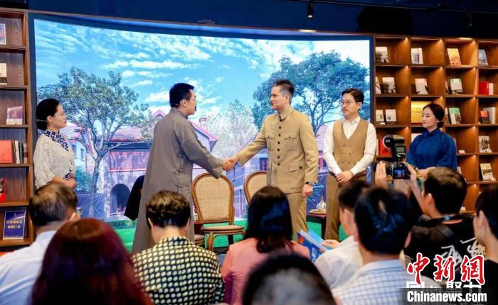 實驗舞臺劇《握手》片段?！↑S浦區(qū)委統(tǒng)戰(zhàn)部供圖