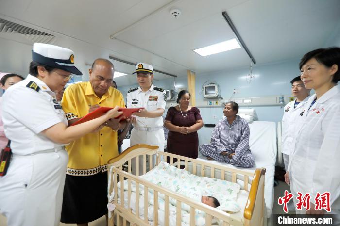 基里巴斯總統(tǒng)馬茂為新生兒取名，并在出生證明上親筆填寫寶寶名字?！±栌?攝