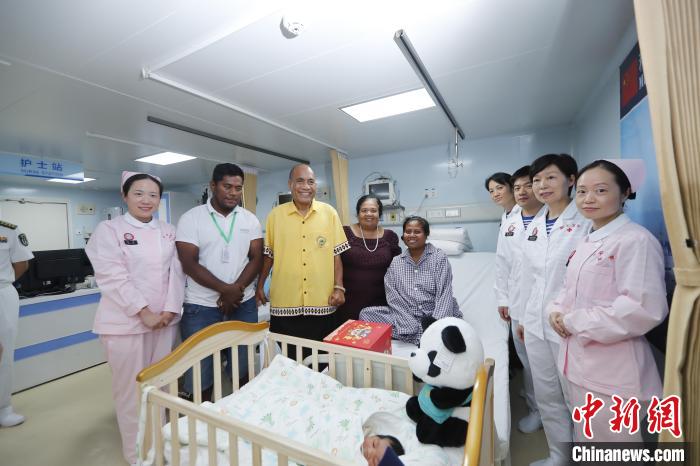 基里巴斯總統(tǒng)馬茂與海上醫(yī)院醫(yī)護人員、新生兒家人合影?！±栌?攝
