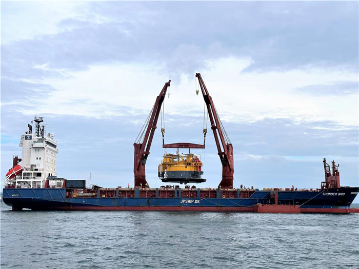 印尼拉維拉維項目32萬噸級單點系泊設備運抵巴厘島巴板港口。張守剛攝