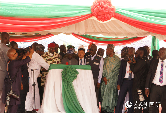 尼日利亞提努布為項(xiàng)目揭牌。人民網(wǎng)記者 姜宣攝