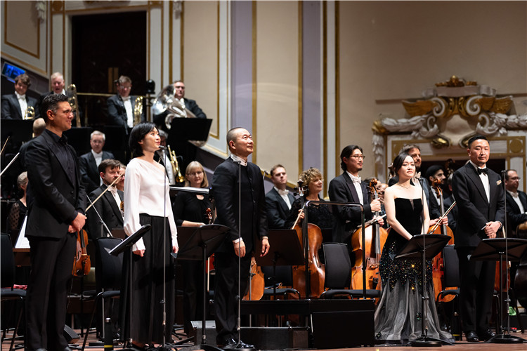 圖片說(shuō)明： 8月5日，2023愛(ài)丁堡國(guó)際藝術(shù)節(jié)開(kāi)幕式音樂(lè)會(huì)《慈悲頌》的演出現(xiàn)場(chǎng)。照片由藝術(shù)節(jié)組委會(huì)提供