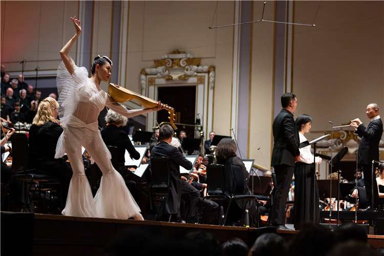 圖8月5日，2023愛(ài)丁堡國(guó)際藝術(shù)節(jié)開(kāi)幕式音樂(lè)會(huì)《慈悲頌》的演出現(xiàn)場(chǎng)。藝術(shù)節(jié)組委會(huì)供圖