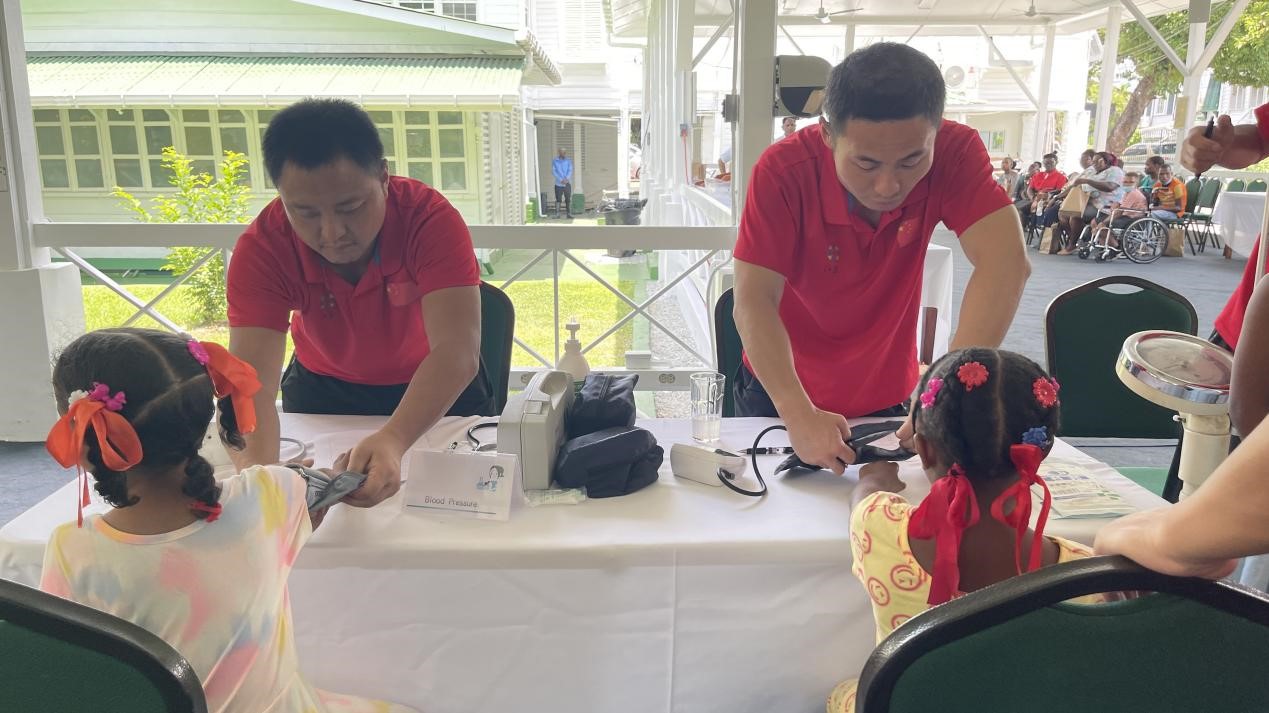 醫(yī)療隊員為福利院兒童進行檢查。第18期援圭亞那醫(yī)療隊供圖