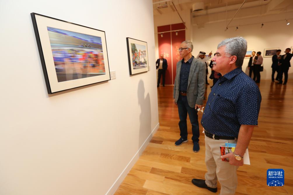 9月18日，人們?cè)诳ㄋ柖喙⒂^“你好，北京”攝影展。新華社記者隋先凱攝