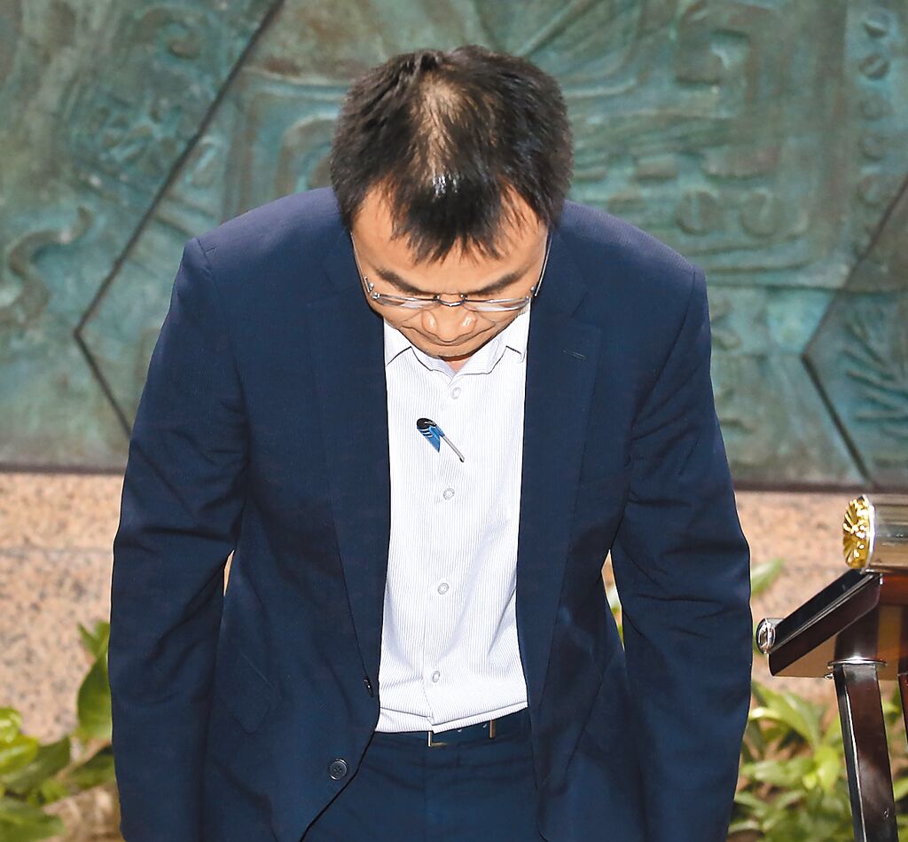 臺農(nóng)業(yè)部門負(fù)責(zé)人陳吉仲19日傍晚舉行記者會說明項目進口雞蛋議題，當(dāng)日晚間8點在臉書上宣布辭職。 圖片來源：臺灣“中時新聞網(wǎng)”