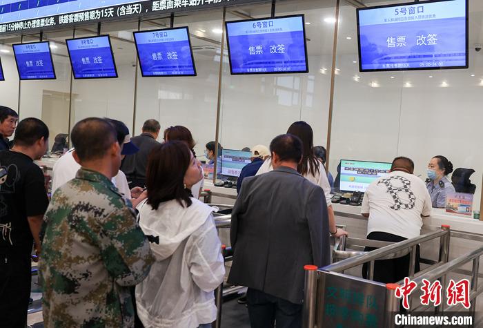 9月21日，旅客在北京站售票大廳內(nèi)購(gòu)買(mǎi)火車(chē)票。當(dāng)日，鐵路部門(mén)開(kāi)始發(fā)售10月5日火車(chē)票。國(guó)鐵集團(tuán)發(fā)布數(shù)據(jù)顯示，9月13日至20日已發(fā)售火車(chē)票1.5億張。鐵路部門(mén)將在9月27日至10月1日、10月4日至7日增開(kāi)200列夜間高鐵，車(chē)票已陸續(xù)開(kāi)始發(fā)售，盡最大努力滿(mǎn)足旅客出行需求。 <a target='_blank' href='/'><p  align=