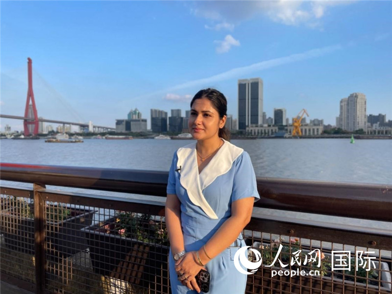 孟加拉國(guó)Channel24電視頻道主持人伊斯拉特·阿敏在上海市楊浦濱江接受采訪。 人民網(wǎng)記者 張榮攝