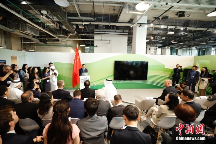 當(dāng)?shù)貢r(shí)間11月30日，《聯(lián)合國(guó)氣候變化框架公約》第28次締約方大會(huì)(COP28)中國(guó)角開幕式暨“生態(tài)文明與美麗中國(guó)實(shí)踐”邊會(huì)在迪拜舉行。圖為中國(guó)生態(tài)環(huán)境部部長(zhǎng)黃潤(rùn)秋在邊會(huì)上發(fā)表致辭。<a target='_blank' href='/' _fcksavedurl='/'><p  align=