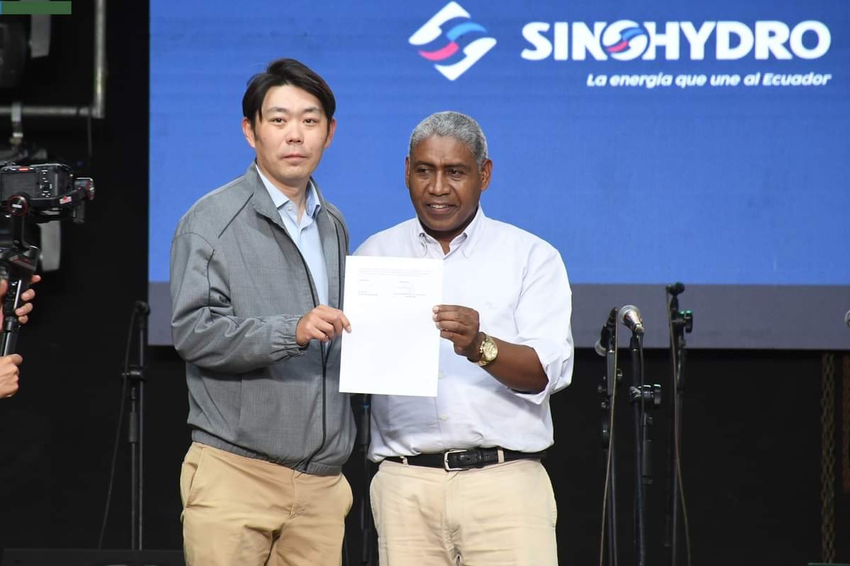 中國電建厄瓜多爾國別代表白納（左）代表中國電建向厄瓜多爾埃爾查科市康復中心捐贈了一批康復器材，埃爾查科市市長奧斯卡·德拉克魯斯·卡瓦蒂霍（右）對中國企業(yè)的善舉表示感謝。中國電建厄瓜多爾代表處供圖