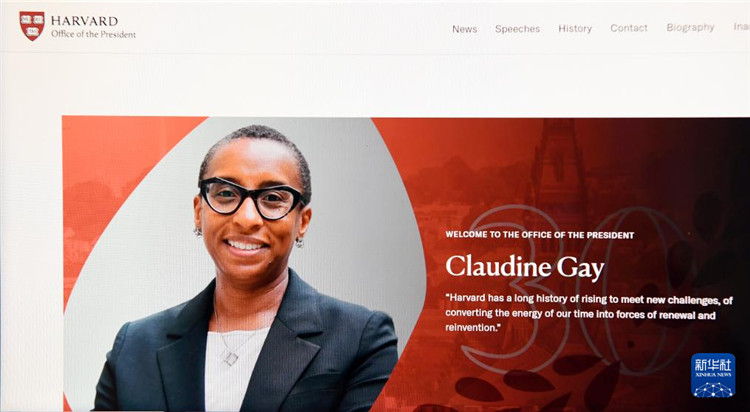 美國(guó)媒體1月2日?qǐng)?bào)道，哈佛大學(xué)校長(zhǎng)蓋伊宣布辭職。這是1月2日拍攝的有蓋伊照片的哈佛大學(xué)官網(wǎng)校長(zhǎng)辦公室頁(yè)面。新華社記者李睿 攝