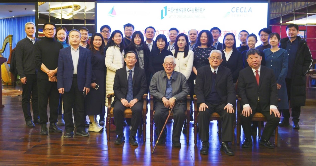 與會(huì)專家學(xué)者舉行合影。主辦方供圖