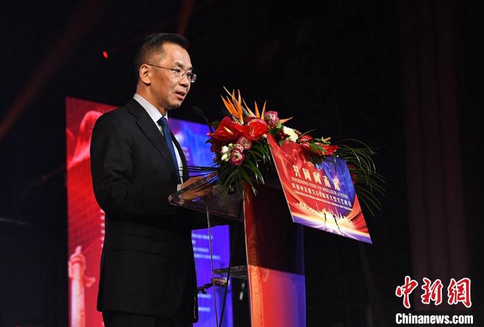 當(dāng)?shù)貢r(shí)間1月16日晚，以“共同向未來”為題的慶祝中法建交60周年大型文藝晚會(huì)在巴黎舉辦。中國(guó)駐法國(guó)大使盧沙野出席晚會(huì)并致辭。 <a target='_blank' href='/' _fcksavedurl='/'><p  align=