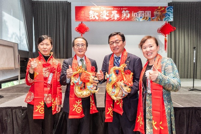 向池田知事、大西市長贈送“歡樂春節(jié)“吉祥龍。從左到右為魏有美副總領(lǐng)事、池田豊人知事、大西秀人市長、馬曉琛主任。中國駐大阪旅游辦事處供圖