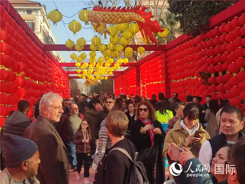 游園會入口處張燈結(jié)彩，人流如織。人民網(wǎng)記者鄭彬攝