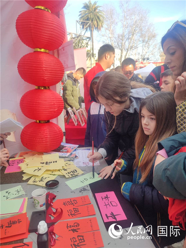 羅馬當?shù)孛癖妼h字充滿興趣。人民網(wǎng)記者鄭彬攝