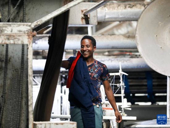 2024年2月16日，在埃塞俄比亞杜凱姆市的東方工業(yè)園，工人在東方紡織印染有限公司的車間內(nèi)工作。 新華社記者 李亞輝 攝