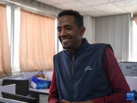 2024年2月16日，在埃塞俄比亞杜凱姆市的東方工業(yè)園，東方紡織印染有限公司經(jīng)理格圖·克貝貝接受新華社記者采訪。 新華社記者 李亞輝 攝